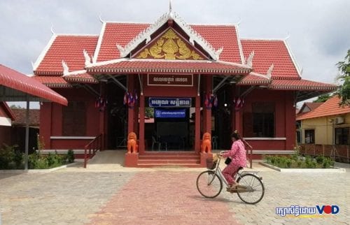អ្នកភូមិម្នាក់ជិះកង់នៅមុខសាលាឃុំគោកចក ក្នុងខេត្តសៀមរាប កាលពីថ្ងៃទី១៤ ខែតុលា ឆ្នាំ២០២០។