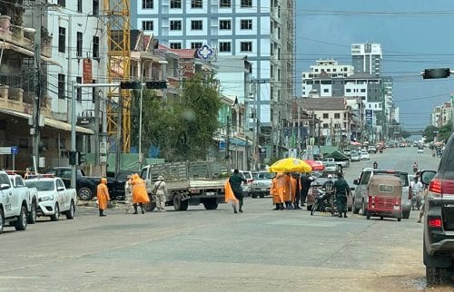 អាជ្ញាធរមានសមត្ថកិច្ចខេត្តព្រះសីហនុ ចុះអនុវត្តបិទខ្ទប់ការធ្វើដំណើរចេញចូលនៅតាមគោលដៅក្នុងភូមិសាស្ត្រក្រុងព្រះសីហនុ ដើម្បីទប់ស្កាត់ការឆ្លងរីករាលដាលជំងឺកូវីដ-១៩​ ក្នុងព្រឹត្តិការណ៍សហគមន៍២០កុម្ភៈ នៅខេត្តព្រះសីហនុ ព្រឹកថ្ងៃទី២៣ ខែមេសា ឆ្នាំ២០២១។