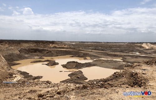 ទិដ្ឋភាព​ផ្ទៃ​បឹង​តា​មោក ដែល​ជា​បឹង​ធម្មជាតិ​សម្រាប់​ស្តុក​ទឹក​ស្អុយ ស្ថិតនៅ​ភាគ​ខាងជើង​នៃ​រាជធានី​ភ្នំពេញ ត្រូវ​បាន​ដាក់​ដី​បំពេញ ថ្ងៃទី២០ ខែឧសភា ឆ្នាំ២០២០។