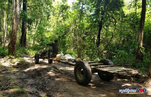 គោយន្តរបស់លោក ស៊ុំ ស៊ូ និងប្អូនប្រុសជីដូនមួយរបស់គាត់ ពេលចូលព្រៃព្រះរការដងយកជ័រច្បោះនៅថ្ងៃទី១៨ ខែមិថុនា ឆ្នាំ២០២០។