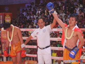 កីឡាករ វ៉ាន់ ចាន់វ៉េត ចាញ់កីឡាករថៃ ផា យ៉ាក់ឡេក ដោយពិន្ទុ (រូបភាព៖ សុខ ឆាយ)