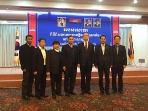 លោក ស៊ុត ឌីណា(រាប់ពីស្តាំ ទីពីរ) ថតរូបជាមួយកូនប្រុសរបស់នាយករដ្ឋមន្រ្តី កាលពីថ្ងៃទី២ខែមីនា