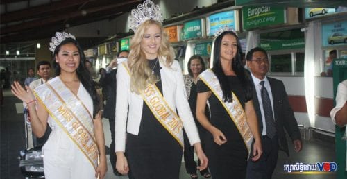 បវរកញ្ញាខ្មែរអាមេរិកកាំងកញ្ញាVirginia Prak (ឆ្វេង) កញ្ញាឯកមកពីអូស្ត្រាលី Jessica Peart (កណ្ដាល) និងបវរកញ្ញាមកពីប្រទេសប៊ុលការីឈ្មោះ Gergana Doncheva ដែលជាប់ចំណាត់ថ្នាក់លេខ៤(រូបភាព៖ វង្ស សុម៉ាលីន)