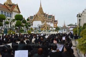20161029-vod-udom-g-huge-crowds-of-mourners-stream-into-grand-palace