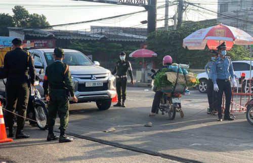 ថ្ងៃទី២០ ខែមេសា ឆ្នាំ២០២១​ គណៈបញ្ជាការឯកភាពរដ្ឋបាលខណ្ឌដង្កោ ដាក់គោលដៅបិទខ្ទប់ក្នុងភូមិសាស្ត្រខណ្ឌដង្កោ ដើម្បីបង្ការនិងទប់ស្កាត់ការរីករាលនៃជំងឺកូវីដ-១៩ អនុវត្តតាមសេចក្ដីសម្រេចលេខ ៥០ សសរ ចុះថ្ងៃទី១៧ ខែមេសា ឆ្នាំ២០២១ របស់រាជរដ្ឋាភិបាលកម្ពុជា។ (ហ្វេសប៊ុក៖ សាលាខណ្ឌដង្កោ រាជធានីភ្នំពេញ)