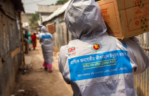 មន្ត្រីក្រោមគម្រោងអភិវឌ្ឍន៍របស់អង្គការសហប្រជាជាតិ ដោយមានគាំទ្រពី UK Aid បានផ្ដល់ជំនួយសង្គ្រោះបន្ទាន់ដល់ពលរដ្ឋក្រីក្រក្នុងប្រទេសបង់ក្លាដែស អំឡុងពេលរាតត្បាតកូវីដ-១៩ក្នុងប្រទេសនេះ។ (UNDP Bangladesh/Fahad Kaizer)