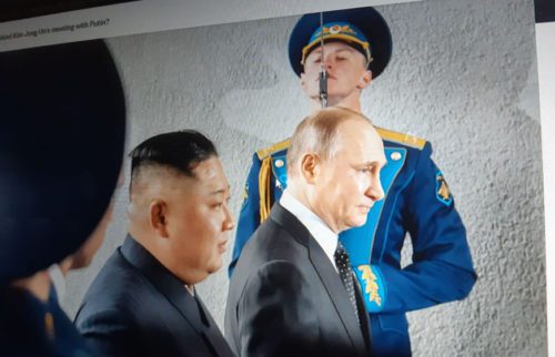 ប្រធានាធិបតីកូរ៉េខាងជើង លោក គីម ជុងអ៊ុន (Kim Jong Un) និងលោកប្រធានាធិបតីរុស្ស៊ី លោក ពូទីន (Vladimir Putin) ក្នុងជំនួបមួយកាលពីពេលកន្លងទៅ។ (Screenshot)