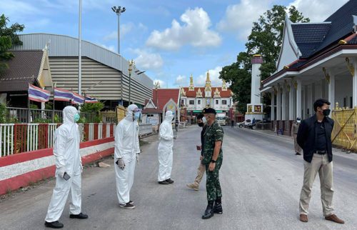 ក្រុមមន្ត្រីសុខាភិបាល មន្ត្រីមូលដ្ឋាន និងមន្ត្រីពាក់ព័ន្ធនៃខេត្តបន្ទាយមានជ័យ ចុះយាមនិងចាំត្រួតពិនិត្យទៅលើពលករខ្មែរដែលវិលត្រឡប់ពីប្រទេសថៃ លើស្ពានច្រកទ្វារអន្តរជាតិប៉ោយប៉ែត-ក្លងឡឹក ថ្ងៃទី១៣ ខែសីហា ឆ្នាំ២០២១។ (ហ្វេសប៊ុក៖ រដ្ឋបាលខេត្តបន្ទាយមានជ័យ)