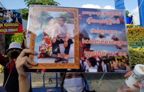ជនរងគ្រោះដោយបាត់បង់លុយវិនិយោគនៅក្រុមហ៊ុន GFX (GoldFX Investment) ប្រមូលផ្ដុំគ្នាដាក់ញ្ញត្តិនៅខុទ្ទកាល័យនាយករដ្ឋមន្រ្តី ក្រុងតាខ្មៅ ដើម្បីស្នើសុំលោកនាយករដ្ឋមន្រ្តី ហ៊ុន សែន ជួយអន្តរាគមន៍ដោះស្រាយឱ្យក្រុមហ៊ុនផ្តល់សំណងសមរម្យលើលុយដែលពួកគេបានបាត់ ព្រឹកថ្ងៃទី១៦ ខែសីហា ឆ្នាំ២០២១។ (ជនរងគ្រោះ)