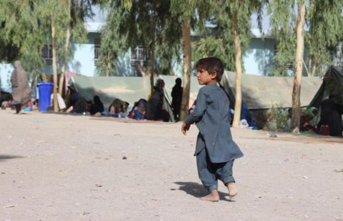 ក្មេងប្រុសជាជនភៀសខ្លួនអាហ្វហ្គានីស្ថាន នៅជុំរុំ Haji IDP នៅតំបន់ Kandahar ភាគខាងត្បូងអាហ្វហ្គានីស្ថាន ថ្ងៃទី០៥ ខែសីហា ឆ្នាំ២០២១។ (ធ្វីតទ័រ៖ UNICEF Afghanistan)