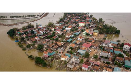 រូបថតពីលើអាកាសបង្ហាញពីផ្ទះដែលត្រូវបានបំផ្លាញនិងលិចក្នុងទឹកជំនន់ដែលបង្កឡើងដោយព្យុះទីហ្វុង (typhoon) នៅស្រុក Le Thuy ខេត្ត Quang Binh ភាគកណ្តាលប្រទេសវៀតណាម កាលពីឆ្នាំ២០២០។ (UNICEF/Pham/AFP-Services)