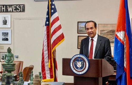 លោក ជុំ សុន្ទរី ឯកអគ្គរាជទូតនៃព្រះរាជាណាចក្រកម្ពុជាប្រចាំសហរដ្ឋអាមេរិក ថ្លែងក្នុងពិធីផ្ទេរវត្ថុបុរាណមកឱ្យកម្ពុជាវិញ ថ្ងៃទី០៩ ខែមិថុនា ឆ្នាំ២០២១។ (ហ្វេសប៊ុក៖ The Royal Embassy of Cambodia to the United States)