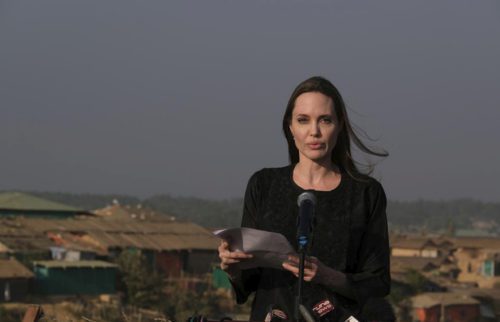 លោកស្រី Angelina Jolie ថ្លែងក្នុងសន្និសីទសារព័ត៌មាននៅជុំរុំជនភៀសខ្លួន Kutupalong នៃប្រទេសបង់ក្លាដែស កាលពីពេលកន្លងទៅ។ (UNHCR/Santiago Escobar-Jaramillo)