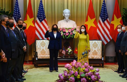 ថ្ងៃទី២៥ ខែសីហា ឆ្នាំ២០២១ អនុប្រធានាធិបតីសហរដ្ឋអាមេរិក កាម៉ាឡា ហារីស (Kamala Harris) ជួបពិភាក្សាការងារជាមួយមន្ត្រីជាន់ខ្ពស់វៀតណាម ក្នុងដំណើរទស្សនកិច្ចផ្លូវរដ្ឋរបស់លោកស្រី នៅទីក្រុងហាណូយ ដើម្បីពង្រឹងនិងពង្រីកកិច្ចសហប្រតិបត្តិការទ្វេភាគីទាំងផ្នែកសេដ្ឋកិច្ច និងសន្តិសុខយុទ្ធសាស្ត្រ។