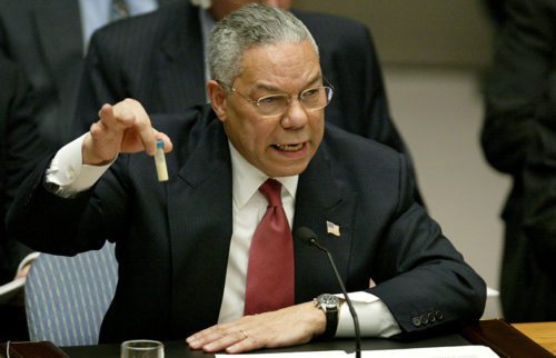 រដ្ឋមន្រ្តីក្រសួងការបរទេសអាមេរិក លោក Colin Powell ពេលធ្វើបទបង្ហាញស្តីពីប្រទេសអ៊ីរ៉ាក់ ដល់ក្រុមប្រឹក្សាសន្តិសុខអង្គការសហប្រជាជាតិ នៅទីក្រុងញូវយ៉ក ថ្ងៃទី៥ ខែកុម្ភៈ ឆ្នាំ២០០៣។