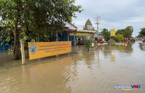 ស្ថានភាពទឹកជំនន់កំពុងហក់ឡើងខ្ពស់ គួបផ្សំពីទឹកហូរពីទំនប់ស្ទឹងព្រែកត្នោត ក្នុងភូមិសាស្ត្រសង្កាត់សាក់សំពៅ ខណ្ឌដង្កោ រាជធានីភ្នំពេញ នាថ្ងៃទី២៧ ខែតុលា ឆ្នាំ២០២១។