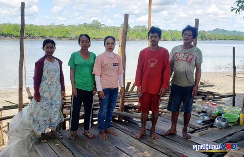 ថ្ងៃទី២៨ ខែមិថុនា ឆ្នាំ២០២១ អ្នកស្រី មា រាម (អាវបៃតង) អាយុ៥៨ឆ្នាំ រួមនឹងសមាជិក៤នាក់ទៀត ឈរនៅទីតាំងផ្ទះរបស់អ្នកស្រី ក្នុងស្ថានភាពខ្ទេចខ្ទីដោយត្រូវក្រុមសន្តិសុខក្រុមហ៊ុន UDG រុះរើនិងកម្ទេច នៅសល់តែបន្ទះរនាបតែប៉ុណ្ណោះ។