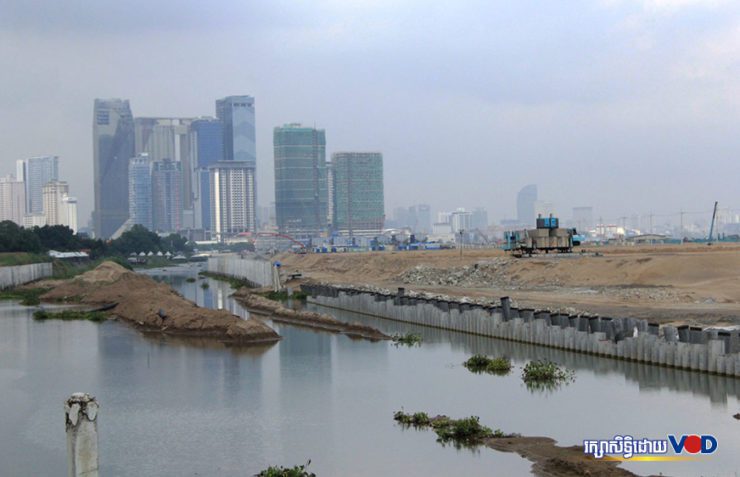 សំណង់អគារខ្ពស់ៗនៅ​ក្បែរ​ទីតាំងចាក់បំពេញដីនៃគម្រោងអភិវឌ្ឍន៍កោះនរា ក្នុង​ខណ្ឌ​ច្បារអំពៅ រាជធានី​ភ្នំពេញ កាល​ពី​ថ្ងៃ​ទី​៤ ខែ​វិច្ឆិកា ឆ្នាំ​២០២១។