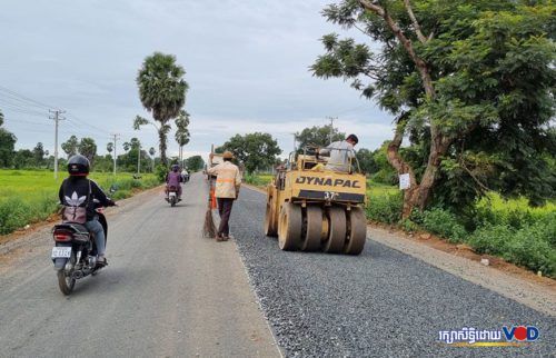 សកម្មភាពជួសជុលផ្លូវមួយកន្លែង ក្នុងខេត្តកំពង់ឆ្នាំង កាលពីខែកញ្ញា ឆ្នាំ២០២១។