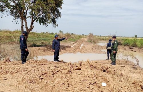 ព្រឹកថ្ងៃទី១ ខែឆ្នូ ឆ្នាំ២០២១ កងរាជអាវុធហត្ថខេត្តបាត់ដំបង ចុះត្រួតពិនិត្យនៅតំបន់មួយចំនួនក្នុងភូមិសាស្ត្រខេត្តបាត់ដំបង ដើម្បីបង្ការនិងបង្ក្រាបទប់ស្កាត់ការកាប់រុករានទន្រ្ទានព្រៃលិចទឹកជុំវិញបឹងទន្លេសាបយកដីធ្វើជាកម្មសិទ្ធផ្ទាល់ខ្លួន។