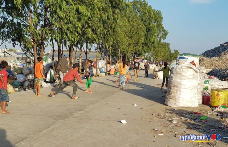 ក្មេងៗកំពុងរត់លេងក្បែរគំនរសំរាម ស្ថិតក្នុងភូមិតាឡី សង្កាត់ដង្កោ ខណ្ឌដង្កោ រាជធានីភ្នំពេញ ថ្ងៃទី៥ ខែមករា ឆ្នាំ២០២២។