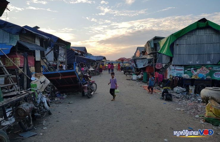លំនៅដ្ឋានរបស់ប្រជាពលរដ្ឋនៅក្បែរគំនរចាក់សំរាម ភូមិតាឡី សង្កាត់ដង្កោ ខណ្ឌដង្កោ រាជធានីភ្នំពេញ។