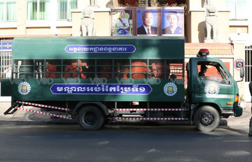 សកម្មជនបក្សប្រឆាំង ចូលរួមសវនាការនៅសាលាដំបូងរាជធានីភ្នំពេញ ថ្ងៃទី១៩ ខែមករា ឆ្នាំ២០២២។