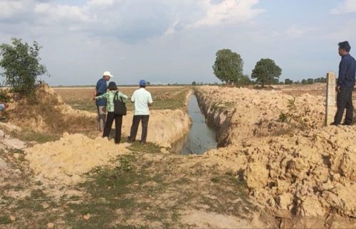 ពលរដ្ឋចុះទៅសួរនាំបុគ្គលឈ្មោះ «ហោ ប៊ុនធឿន» នៅចំណុចភូមិត្រពាំងតាអី ឃុំព្រៃតាអី ស្រុកស្វាយទាប ពាក់ព័ន្ធនឹងការជីកកាយបិទផ្លូវសាធារណៈ នៅថ្ងៃទី១៥ ខែកុម្ភៈ ឆ្នាំ២០២២។