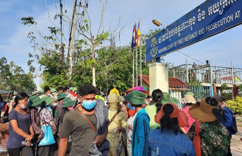 ពលរដ្ឋជាច្រើននាក់មកពី២សហគមន៍ក្នុងស្រុកស្រែអំបិល ខេត្តកោះកុង បានប្រមូលផ្ដុំគ្នានៅមុខសាលាដំបូងខេត្តកោះកុង ដើម្បីគាំទ្រតំណាងពួកគេដែលចូលបំភ្លឺ ពាក់ព័ន្ធជម្លោះដីធ្លីជាមួយលោកឧកញ៉ា ហេង ហ៊ុយ ថ្ងៃទី១៥ ខែកុម្ភៈ ឆ្នាំ២០២២។