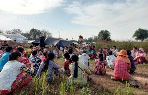 អ្នកស្រី ភាព តេង (ឈរស្លៀកឈុតរ៉ូបពណ៌ចម្រុះ) ជាមួយនឹងពលរដ្ឋដែលអះអាងថាបានរងផលប៉ះពាល់ដីធ្លីផ្សេងទៀតពីសំណាក់ក្រុមហ៊ុន លី យ៉ុងផាត់ នៅខេត្តកោះកុង។