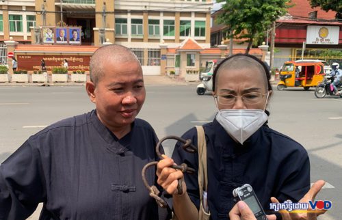 កញ្ញា សេង ធារី នៅមុខសាលាដំបូងរាជធានីភ្នំពេញ ផ្ដល់បទសម្ភាសន៍ដល់អ្នកសារព័ត៌មានពាក់ព័ន្ធសវនាការក្នុងសំណុំរឿង «ញុះញង់ និងរួមគំនិតក្បត់» ថ្ងៃទី២២ ខែកុម្ភៈ ឆ្នាំ២០២២។