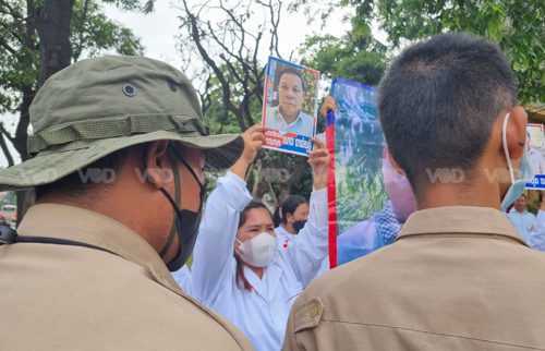 ក្រុមស្ត្រីថ្ងៃសុក្រ ប្រមូលផ្ដុំគ្នាជាថ្មីនៅមុខស្ថានទូតបារាំងប្រចាំកម្ពុជា ដើម្បីស្នើសុំកិច្ចអន្តរាគមន៍ពីស្ថានទូតបរទេសមួយនេះឱ្យជំរុញរដ្ឋាភិបាលដោះលែងស្វាមីនិងសាច់ញាតិជាសកម្មជនបក្សសង្គ្រោះជាតិដែលត្រូវតុលាការរំលាយ នាព្រឹកថ្ងៃទី០៤ ខែកុម្ភៈ ឆ្នាំ២០២២។