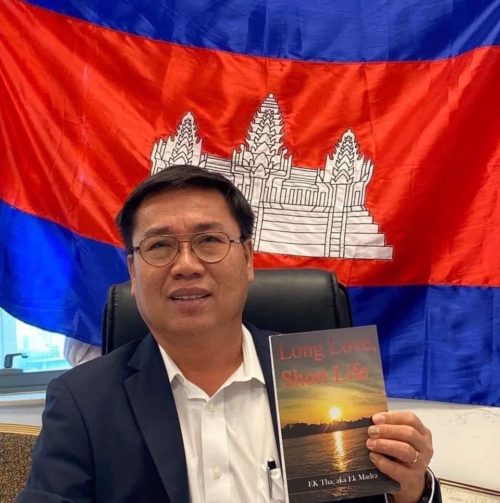 អ្នកនាំពាក្យទីស្តីការគណៈរដ្ឋមន្ត្រី និងជាអនុប្រធានប្រចាំការអង្គភាពអ្នកនាំពាក្យរាជរដ្ឋាភិបាល លោក ឯក ថា កាលនៅមានជីវិតកំពុងអង្គុយកាន់សៀវភៅក្នុងបន្ទប់ការិយាល័យ។(ហ្វេសប៊ុក ឯកថា Ek Tha)