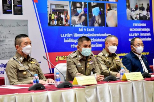 ជំនួយការអគ្គស្នងការនគរបាលជាតិថៃ លោកឧត្តមសេនីយ៍ Surachate Hakparn(រូបកណ្តាល) ថ្លែងក្នុងសន្និសីទសារព័ត៌មានកាលពីថ្ងៃទី១៨ ខែមីនា ឆ្នាំ២០២២។ (Royal Thai Police)