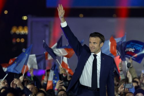 ប្រធានាធិបតី​បារាំង Emmanuel Macron លើកដៃគ្រវី​ពេល​មក​ថ្លែង​សុន្ទរកថា​បន្ទាប់​ពី​បាន​ជាប់​ឆ្នោត​ជា​ប្រធានាធិបតី​ បន្ទាប់​ពី​លទ្ធផល​ក្នុង​ការ​បោះឆ្នោត​ជ្រើសរើស​ប្រធានាធិបតី​បារាំង​ជុំ​ទី​ពីរ​ឆ្នាំ២០២២ ក្នុង​ទីក្រុង​ប៉ារីស ប្រទេស​បារាំង កាលពី​ថ្ងៃទី២៤ ខែមេសា ឆ្នាំ២០២២។