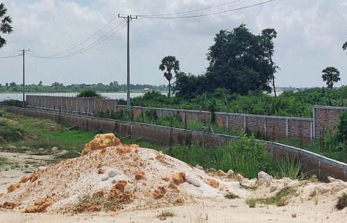 ដីច្រាំងទន្លេបាទី ខេត្តតាកែវ ដែលពលរដ្ឋអះអាងថាត្រូវបានអ្នកមានអំណាចចាក់ដីលុបនិងធ្វើរបង។