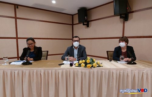 តំណាងមកពីស្ថាប័នសង្គមស៊ីវិល ក្រសួងសេដ្ឋកិច្ច និង GIZ ថ្លែងក្នុងកិច្ចប្រជុំមួយពាក់ព័ន្ធនឹងសេវាគាំពារសង្គម ថ្ងៃទី២១ ខែមេសា ឆ្នាំ២០២២។