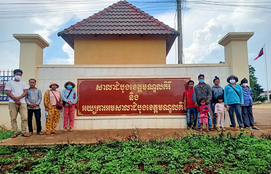 ជនជាតិដើមភាគតិចពូនងខេត្តមណ្ឌលគិរី ដែលពាក់ព័ន្ធនឹងបណ្ដឹងរបស់ម្ចាស់ក្រុមហ៊ុន «ឌីវេឡុបមេន ខូអិលធីឌី» ចូលបំភ្លឺនៅតុលាការ ថ្ងៃទី២៦ ខែមេសា ឆ្នាំ២០២២។