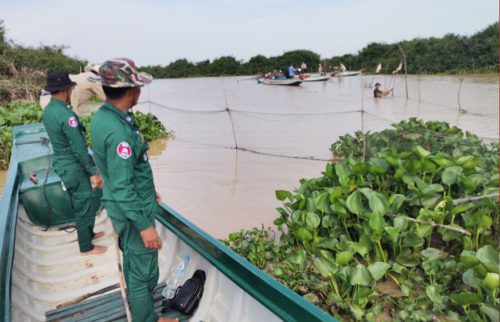 ក្រុមការងារប្រចាំការអនុវត្តបទបញ្ជាទប់ស្កាត់ និងបង្ក្រាបបទល្មើសនេសាទបឹងទន្លេសាប ឈរជើងនៅចំណុចឃុំផាត់សណ្ដាយ ស្រុកកំពង់ស្វាយ ខេត្តកំពង់ធំ បានចុះបង្រ្កាបបទល្មើសនេសាទនៅចំណុចចាប់ពីបឹងធារ ដល់ព្រែកខ្វែងក្របី (ប៉ែកខាងក្នុង) ក្នុងភូមិសាស្រ្តឃុំផាត់សណ្ដាយ ស្រុកកំពង់ស្វាយ ខេត្តកំពង់ធំ ថ្ងៃទី១៩ ខែមេសា ឆ្នាំ២០២២។