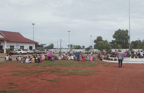 អ្នកភូមិអះអាងថាពួកគេជាង​៤០០​នាក់ មកពី​ឃុំចំនួន​៤ នៃ​ស្រុក​ស្រែអំបិល ខេត្ត​កោះកុង បាន​ប្រមូល​ផ្ដុំគ្នា​នៅមុខ​សាលាស្រុក​ ដើម្បី​ជំរុញទៅអាជ្ញាធរស្រុកឱ្យពន្លឿន​ការដោះស្រាយបញ្ចប់ជម្លោះដីធ្លី និងស្នើសុំដីសម្បទានសង្គមកិច្ចពី​រដ្ឋ ថ្ងៃទី០៥ ខែឧសភា ឆ្នាំ២០២២។