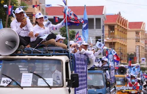 គណបក្សភ្លើងទៀន ធ្វើការហែក្បួនឃោសនាបក្សបម្រើឱ្យការបោះឆ្នោតក្រុមប្រឹក្សាឃុំសង្កាត់ នៅរាជធានីភ្នំពេញ ថ្ងៃទី២១ ខែឧសភា ឆ្នាំ២០២២។