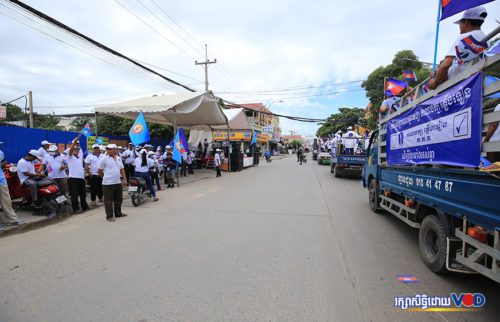 ក្រុមមន្ត្រី សកម្មជន និងអ្នកគាំទ្រនៃគណបក្សប្រជាជនកម្ពុជា ធ្វើយុទ្ធនាការហែក្បួនឃោសនាបក្សបម្រើឱ្យការបោះឆ្នោតក្រុមប្រឹក្សាឃុំសង្កាត់ តាមបណ្ដោយផ្លូវវេងស្រេង រាជធានីភ្នំពេញ ថ្ងៃទី២៣ ខែឧសភា ឆ្នាំ២០២២។