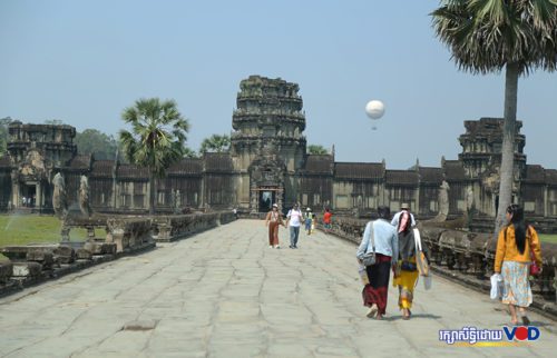 ភ្ញៀវទេសចរជាតិនិងអន្តរជាតិ មកកម្សាន្តនៅរមណីយដ្ឋានអង្គរវត្ត ខេត្តសៀមរាប ថ្ងៃទី១៣ ខែមីនា ឆ្នាំ២០២២។