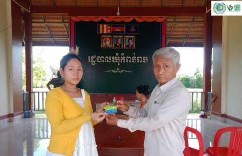 ស្ត្រីមានផ្ទៃពោះម្នាក់ទទួលយកកញ្ចប់ឧបត្ថម្ភសាច់ប្រាក់ ក្នុងកម្មវិធីឧបត្ថម្ភសាច់ប្រាក់ជូនស្រី្តមានផ្ទៃពោះ និងកុមារអាយុក្រោម២ឆ្នាំ របស់រាជរដ្ឋាភិបាល តាមរយៈក្រសួងសង្គមកិច្ច ថ្ងៃទី០៧ ខែមិថុនា ឆ្នាំ២០២២។