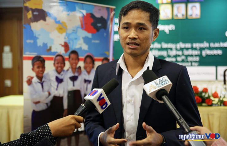 ប្រធានកម្មវិធីកិច្ចការពារកុមារនៃអង្គការទស្សនៈពិភពលោក លោក ឆាយ វាសនា ផ្ដល់បទសម្ភាសន៍ក្នុងសិក្ខាសាលាស្ដីពី «បទពិសោធន៍នៃការអនុវត្តកម្មវិធីកិច្ចការពារកុមារ និងបញ្ហាប្រឈមថ្មីដែលត្រូវយកចិត្តទុកដាក់» ដែលរៀបចំដោយអង្គការ World Vision International, Save the Children, CRC Cambodia និង Friends International ថ្ងៃទី១០ ខែមិថុនា ឆ្នាំ២០២២។