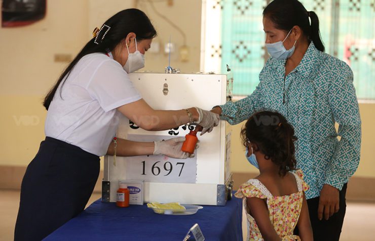 ទិដ្ឋភាពនៃការបោះឆ្នោតជ្រើសរើសក្រុមប្រឹក្សាឃុំសង្កាត់ នៅការិយាល័យ លេខ១៦៩៧ ស្ថិតនៅក្នុងសាលាគរុកោសល្យ ភូមិភាគក្រុងតាខ្មៅ ខេត្តកណ្តាល ព្រឹកថ្ងៃទី៥ ខែមិថុនា ឆ្នាំ២០២២។