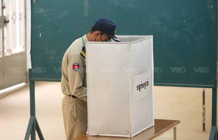 ពលរដ្ឋម្នាក់កំពុងធ្វើការគូសសន្លឹកឆ្នោត ក្នុងថ្ងៃបោះឆ្នោតជ្រើសរើសក្រុមប្រឹក្សាឃុំសង្កាត់ នៅការិយាល័យ លេខ១៦៩៧ ស្ថិតនៅក្នុងសាលាគរុកោសល្យ ភូមិភាគក្រុងតាខ្មៅ ខេត្តកណ្តាល ព្រឹកថ្ងៃទី៥ ខែមិថុនា ឆ្នាំ២០២២។