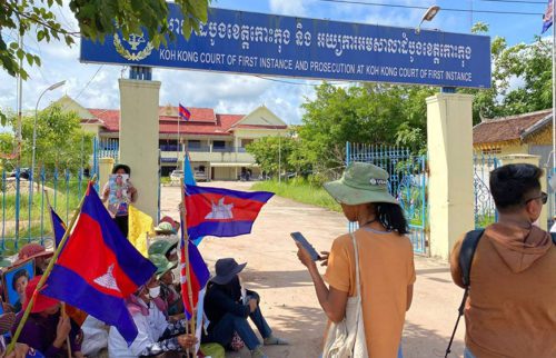 ពលរដ្ឋជាង​២០០​នាក់បាន​ប្រមូល​ផ្ដុំមុខ​សាលា​ដំបូង​ខេត្ត​កោះ​កុង ខណៈ​តំណាង​ម្នាក់​ចូលបំភ្លឺចំពោះមុខតុលាការ តាមបណ្ដឹង​​របស់លោក ហេង ហ៊ុយ ប្រធានក្រុមហ៊ុន «ហេង ហ៊ុយ អភិវឌ្ឍន៍» ថ្ងៃទី១៤ ខែមិថុនា ឆ្នាំ២០២២។