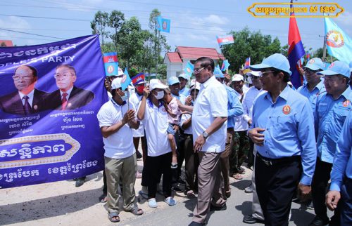 លោក ស ខេង ប្រធានស្ដីទីគណបក្សប្រជាជនកម្ពុជា និងជាប្រធានក្រុមការងារគណបក្សប្រជាជនកម្ពុជាចុះមូលដ្ឋានខេត្តព្រៃវែង ចុះជួបសួរសុខទុក្ខ និងសំណេះសំណាលជាមួយសមាជិក-សមាជិកាគណបក្សប្រជាជនកម្ពុជាឃុំមួយចំនួនក្នុងស្រុកកំពង់ត្របែក ខេត្តព្រៃវែង ថ្ងៃទី២៥ ខែសភា ឆ្នាំ២០២២។ (ហ្វេសប៊ុកលោក ស ខេ