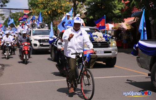 ទិដ្ឋភាពក្បួនហែគណបក្សភ្លើងទៀន ក្នុងថ្ងៃបិទបញ្ចប់នៃយុទ្ធនាការឃោសនាបោះឆ្នោតជ្រើសរើសក្រុមប្រឹក្សាឃុំសង្កាត់អាណត្តិទី៥ នៅរាជធានីភ្នំពេញ នាព្រឹកថ្ងៃទី០៣ ខែមិថុនា ឆ្នាំ២០២២។